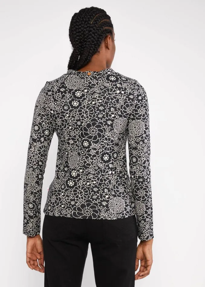 Blutsgeschwister Knitted Top Safe And Warm Turtle Black Women Knitted Jumpers