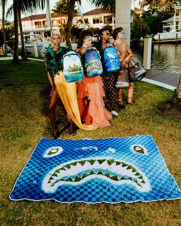 SHARK ISLAND PACKABLE BEACH MAT BLANKET WATER RESISTANT CONVERTIBLE TOTE Bags SPRAYGROUND