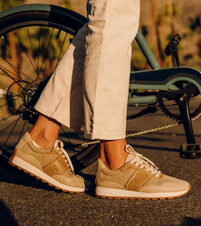 Women Gwenda Lace Up Sneaker Buff Baretraps Sneakers