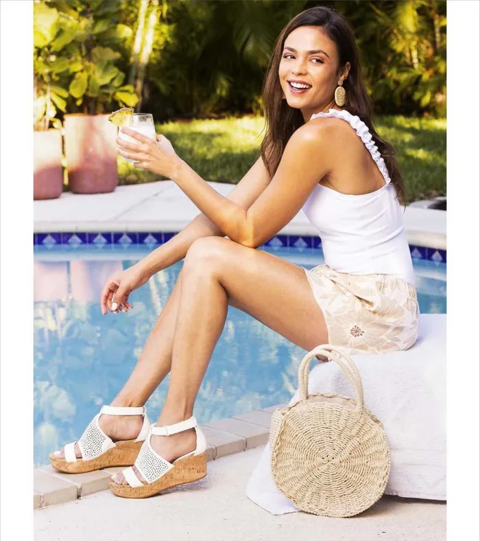 Women Raisie Wedge Sandal Cream Baretraps Wedge Sandals